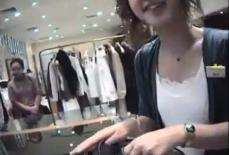 【胸チラ動画】ショップ店員さんが一生懸命商品説明してる間に胸チラ盗撮